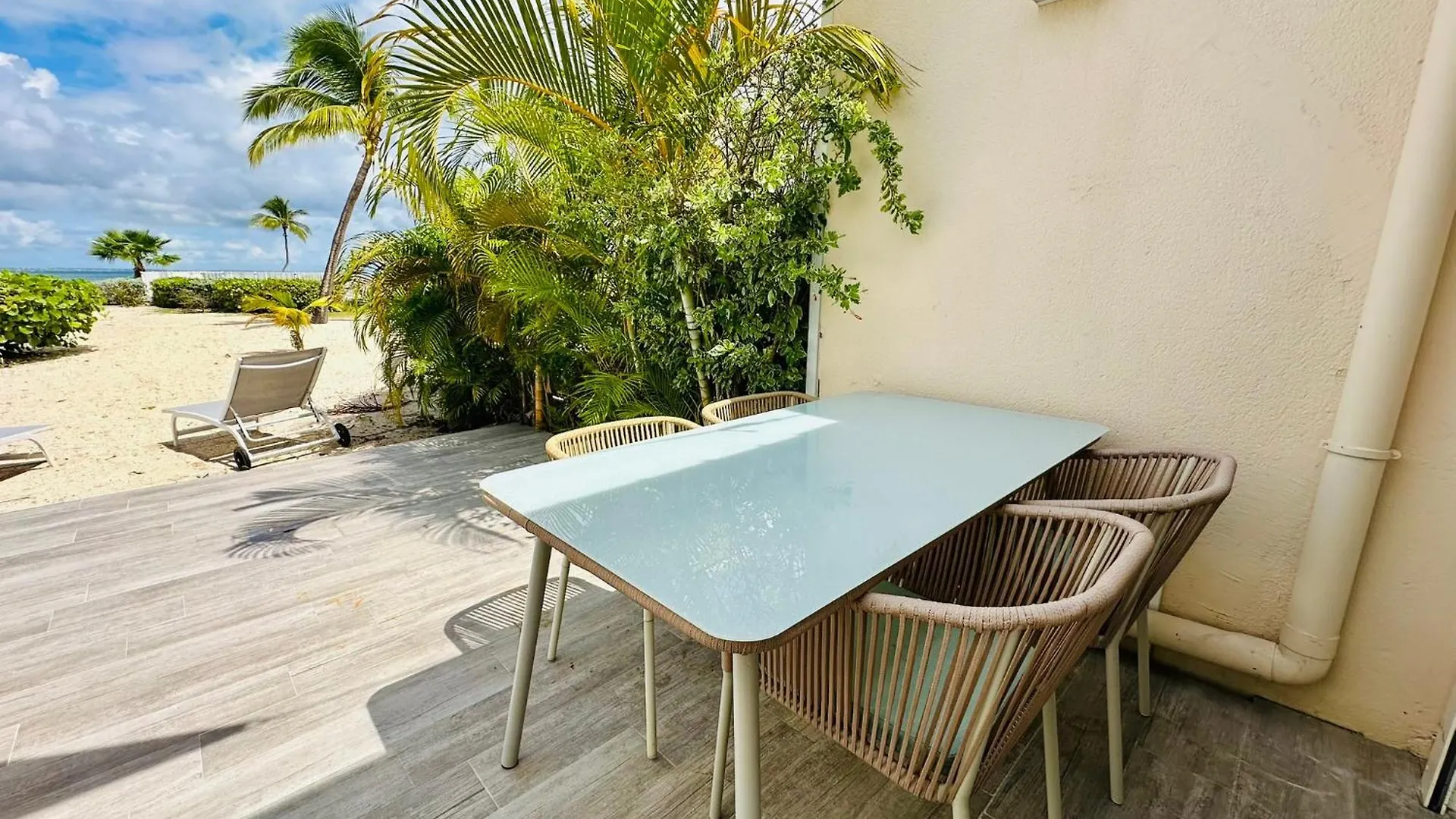 Coco Beach 2 Bedrooms Beachfront Baie Nettle 0*,